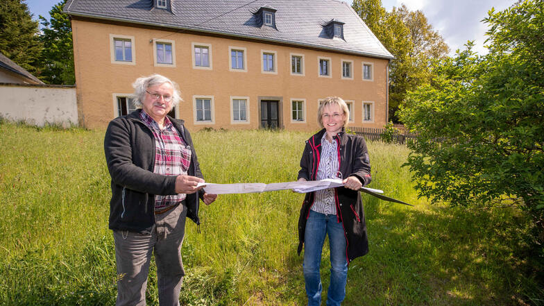 Pfarrer Wolfram Albert (links) und Planerin Uta Hilmes vor dem Pfarrhaus in Oberottendorf.
