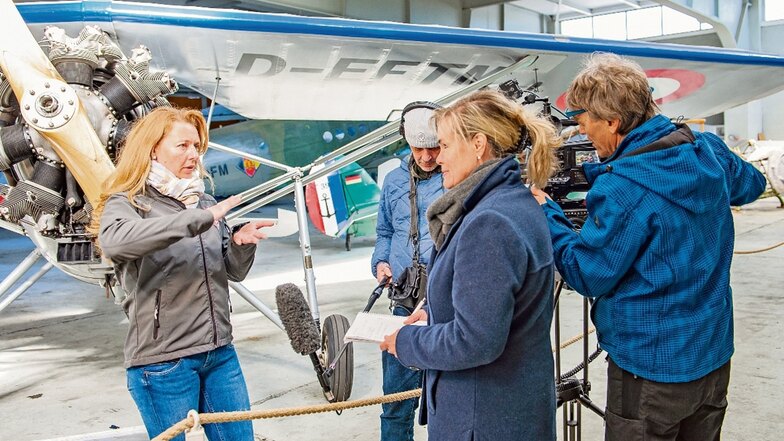 MDR-Redakteurin Regina Homburg mit ihrem Kamerateam auf dem Flugplatz in Großenhain Im Interview mit Brigitte Koch vom Fliegenden Museum.