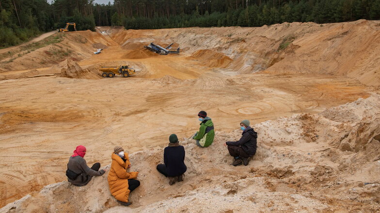 Protest an der Grube des Anstosses: Heibo-Waldbesetzer am Rande der Kiesgrube Würschnitz 1.