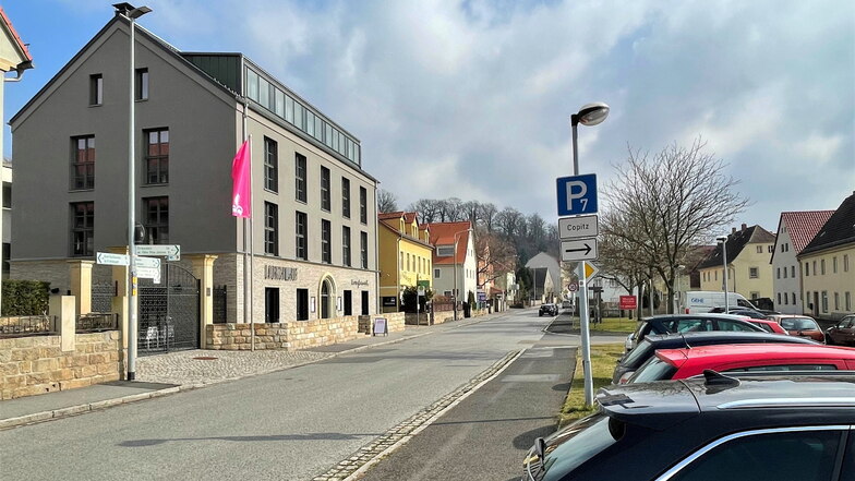 Hauptplatz in Pirna-Copitz: Ab 21. März wird hier gebaut, die Zufahrt zum Elbeparkplatz (r.) ist vorerst gesperrt.