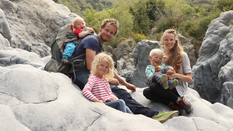 Nancy und Stefan Wolf mit ihren drei Kindern auf Sizilien.