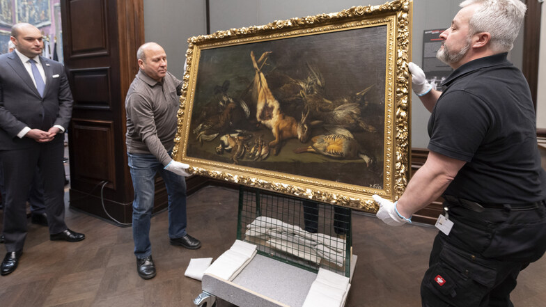 Pietro Francesco Cittadinis "Stillleben mit einem Hasen" kehrte am Montag nach Dresden zurück. Georgiens Ministerpräsident Mamuka Bakhtadze (l.) kam persönlich nach Dresden, um das Gemälde zu übergeben.