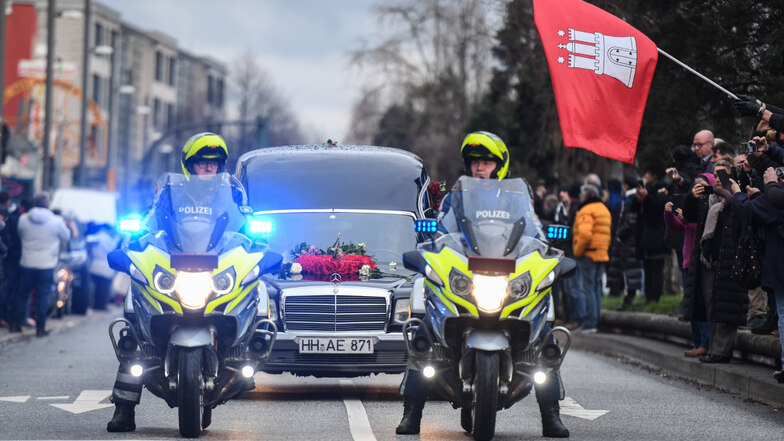 Letztes Polizei-Geleit für Jan Fedder: Nach der Trauerfeier für den Schauspieler wird der Wagen mit seinem Sarg bei der Fahrt durch die Stadt von einer Motorradeskorte begleitet.