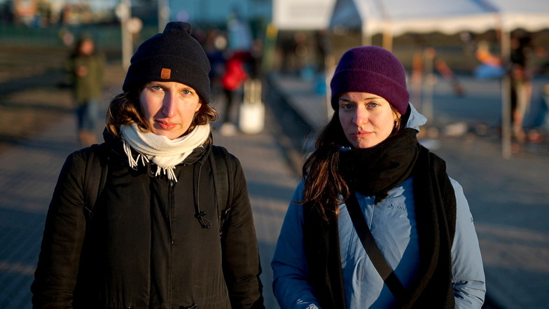 Die SZ-Reporterinnen Franziska Klemenz (l) und Stella Schalamon berichten von den Grenzgebieten zur Ukraine.