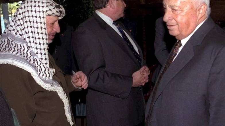 1998 ernannte Netanjahu Scharon zum Außenminister. Scharon lehnte Jassir Arafat als Gesprächspartner auf palästinensischer Seite ab, warf ihm Urheberschaft am Terror vor, isolierte Arafat international