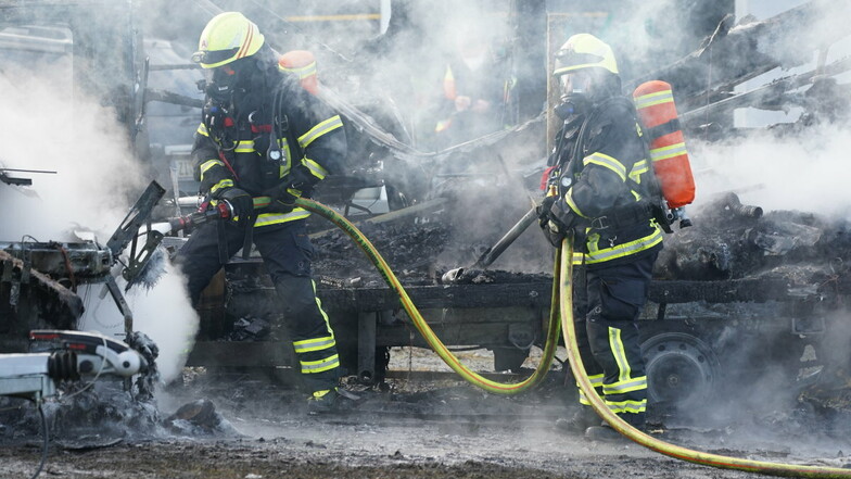 Mehrere Trupps waren mit schwerem Atemschutz zur Brandbekämpfung im Einsatz.