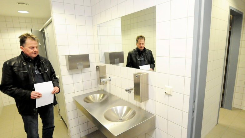 Thomas Röthig von der Stadtverwaltung in der öffentlichen Toilette in der Apothekergasse.