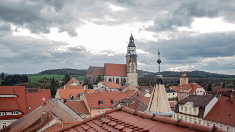 Auf den Dächern der Kamenzer Altstadt sind Fotovoltaik-Anlagen eigentlich tabu. Es gibt nur wenige Ausnahmen. Werden die Regeln jetzt gelockert?