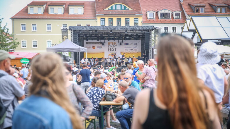 Sehr gut besucht war das Radeberger Bierstadtfest 2022 auch auf dem Marktplatz in Radeberg.