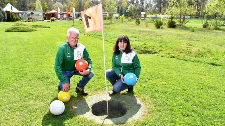 Ralf und Dagmar Fellendorf auf ihrem drei Hektar großen Soccergolf-Platz in Ottendorf.
