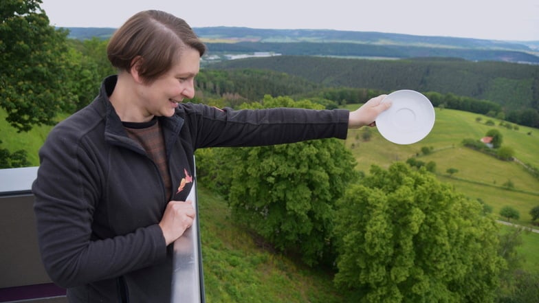 Ilka Kunze von der Stiftung Leuchtenburg bringt einen Herzenswunsch per Porzellanbruch auf die Reise.