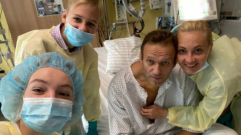 Daria Nawalny, ihr Bruder Zahar, ihr Vater, der russische Kremlkritiker Alexej Nawalny und seine Frau Julia machen ein Selfie am Krankenbett in der Charite.