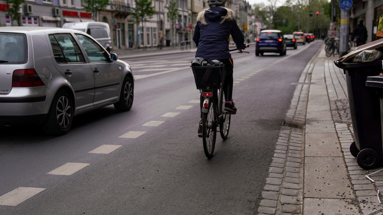 Mit Radweg sollte der Abstand zum Radfahrer klar sein - eigentlich. An Straßen ohne Markierung kommen Autofahrer meist noch näher.