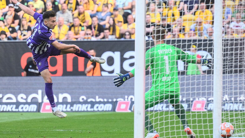 Aues Nicolas Kühn erzielt gegen Dynamos Torwart Kevin Broll das Tor zum 0:1.
