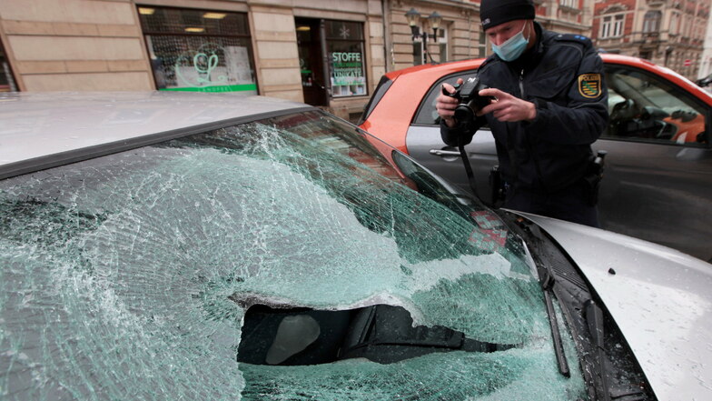 Nichts mehr zu machen: An diesem Renault Clio in der Lauterbachstraße entstand durch den Eisschlag Totalschaden.