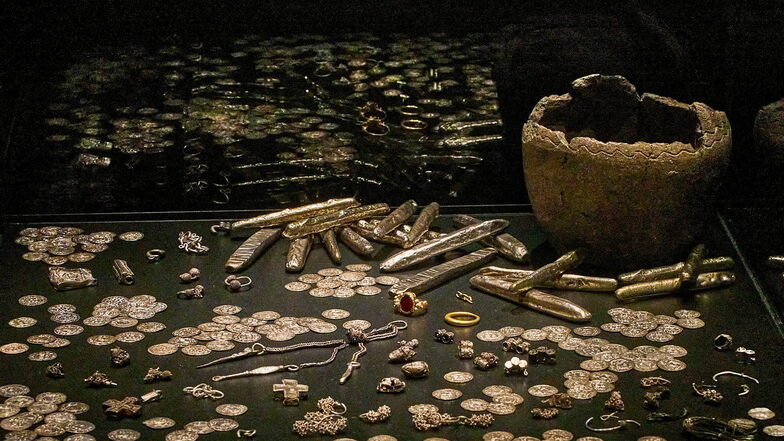 Der über 1.000 Jahre alte Schatz von unermesslichem Wert ist seit Januar in einer gut geschützten Dauerausstellung im Museum Žatec (Saaz) zu sehen.