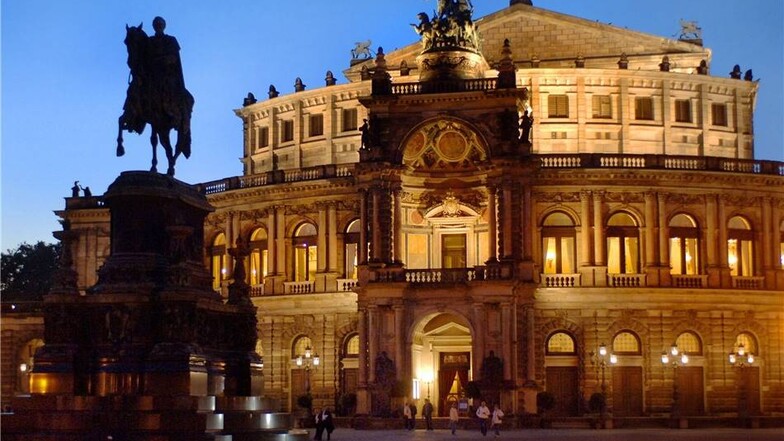 Das Reiterstandbild König Johanns steht auf dem Dresdner Theaterplatz vor der 1878 errichteten Semperoper.