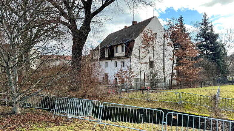 Das marode Haus zwischen dem Hochschul-Altbau und den neuen Gebäuden am Stadtring muss perspektivisch abgerissen werden. Der bauliche Zustand ist schon jetzt bedenklich.