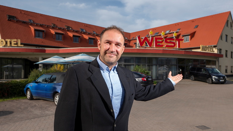 Thomas Wirth betreibt seit zehn Jahren das West-Hotel in Radebeul. Zum ersten runden Jubiläum unter seiner Führung hat er das Dach und die Fassade aufgehübscht.