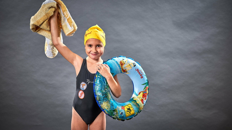 Alizée Meier öffnet das erste Türchen im SZ-Adventskalender. Sie ist passionierte Schwimmerin.