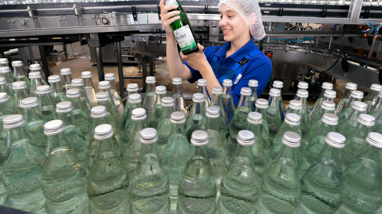 Hoch qualifizierte Mitarbeiter von Oppacher wie Annett Zentsch kontrollieren gewissenhaft jede einzelne Mineralwasserflasche. Die gelernte Lebensmitteltechnikerin war die Beste ihres Jahrgangs.