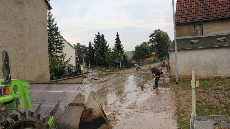 Der Ortsteil Möbertitz der Gemeinde Zschaitz-Ottewig wurde 2014 und 2016 überschwemmt. Das sollte eigentlich durch ein Rückhaltebecken verhindert werden.