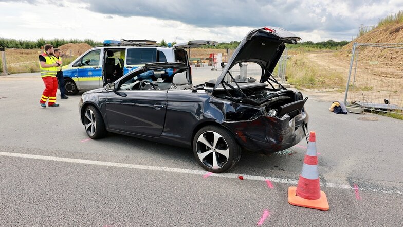 Ein Renault fuhr von hinten auf diesen VW-Cabrio auf. Beide Fahrer wurden schwer verletzt.