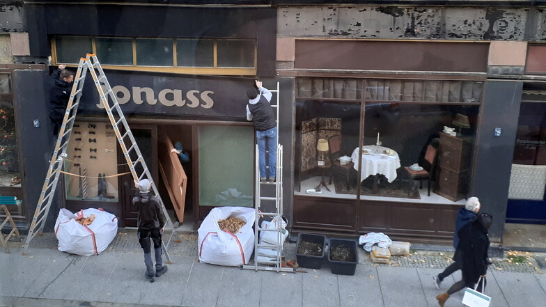 An der Steinstraße verwandelt sich das frühere Kaufhaus Totschek zum Kaufhaus Jonass.