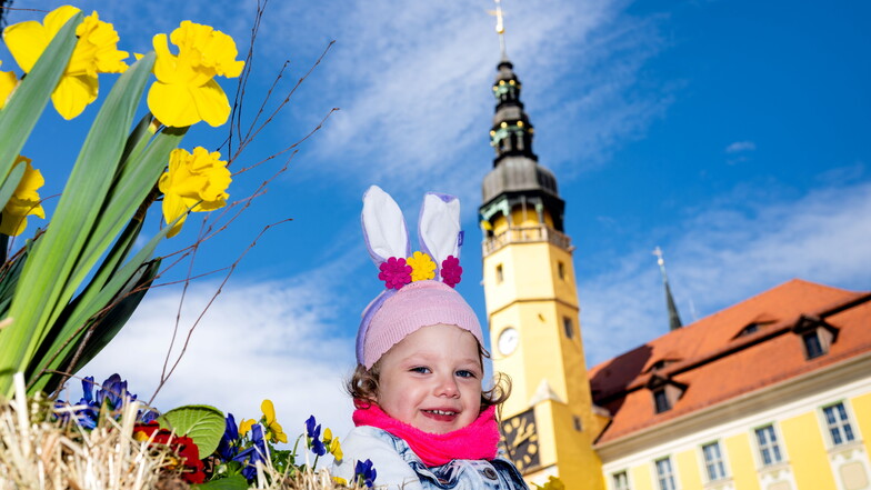 Österlich geschmückt zeigte sich Bautzen an diesem Wochenende: Die kleine Lilly hatte am Brunnen auf dem Hauptmarkt viel Spaß.