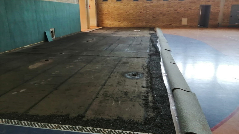 Der Sportboden in Leisnigs Karl-Zimmermann-Sporthalle war durch einen Wasserschaden enorm in Mitleidenschaft gezogen. In den vergangenen Tagen sind diese Schäden behoben worden.