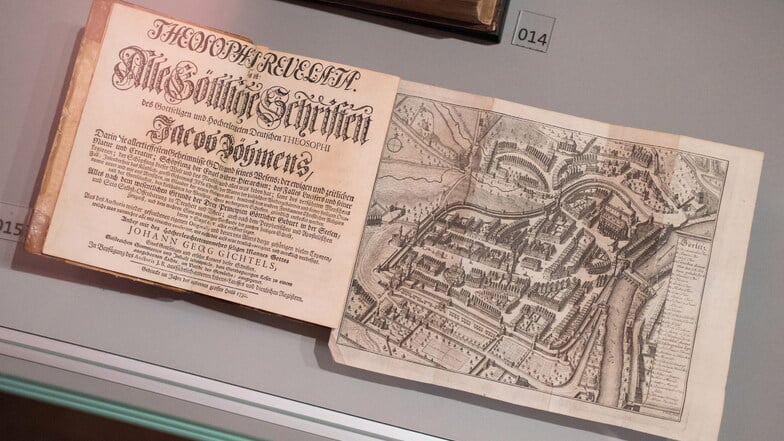 Eins der Bücher enthält den Görlitzer Stadtplan von 1714, ergänzt um Markierungen von Jacob Böhmes Wohnhaus und seines Grabes – ein Hinweis darauf, dass es schon im 18. Jahrhundert einen "Böhme"-Tourismus gegeben haben könnte.