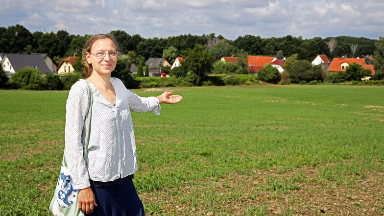 Ramona Kempf zeigt das Feld, das sich oberhalb von Nickritz mit deutlichem Gefälle zum Wohngebiet erstreckt.