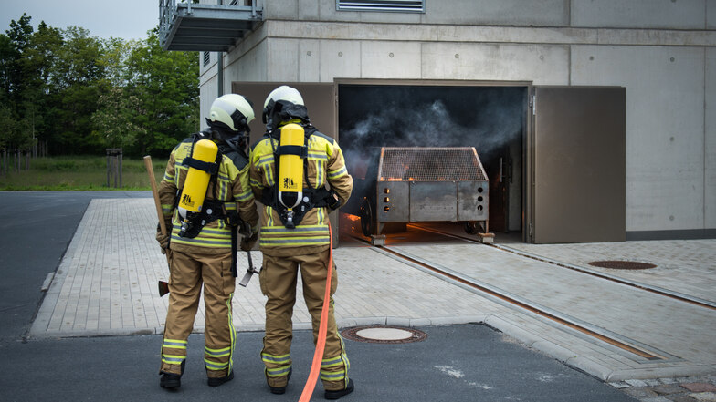 Feuerwehrmänner trainieren am Brandhaus in der Albertstadt für den Ernstfall.