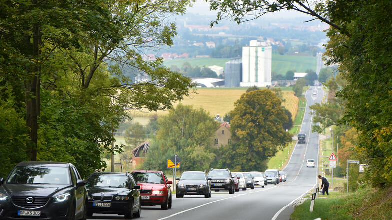 Hier auf der abschüssigen Strecke an der S148 in Kottmarsdorf fällt es vielen Autofahrern schwer, Tempo 50 zu halten.