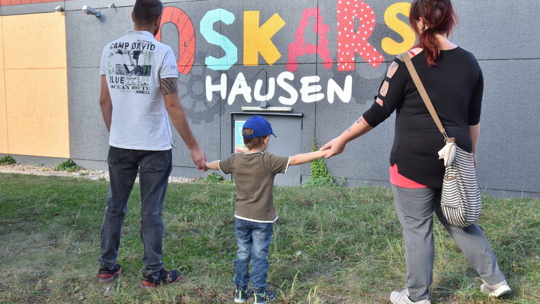 Familie Rüdiger überlegt, ob sich der Erwerb einer neuen Jahreskarte für Oskarshausen lohnt. Der Grund: Die steigenden Preise im Freizeitpark.