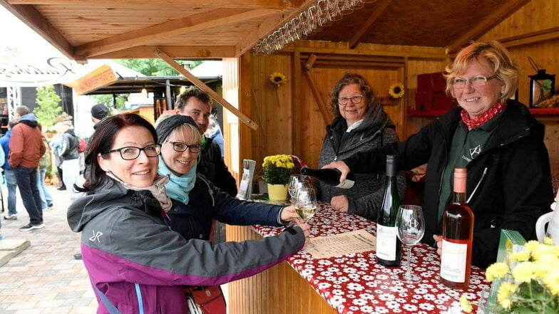 Seit der Premiere der Herbstgaudi in Pesterwitz ist das Sörnewitzer Weingut Henke mit einem Stand vertreten. Monika Henke (r.) und Mitarbeiterin Evelyn Ekelmann beraten und schenken aus.