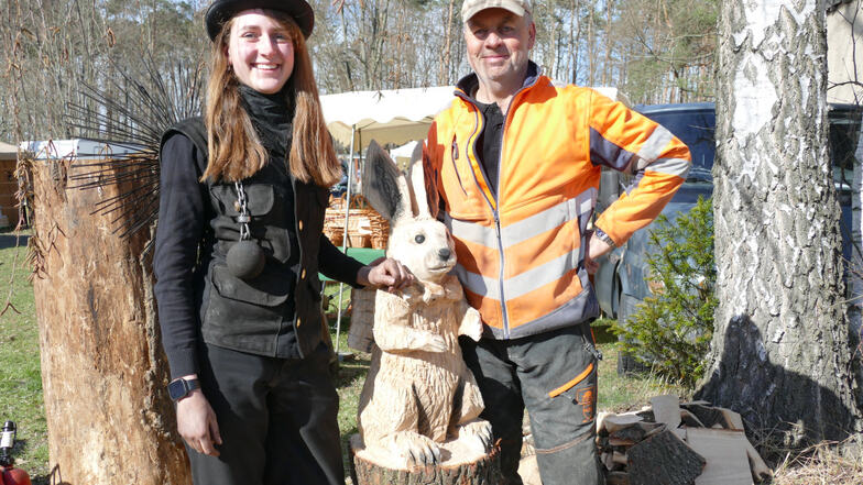 Marisa Wanke mit Schwiegervater Torsten Wanke bei einem frisch gesägten Holz-Osterhasen.