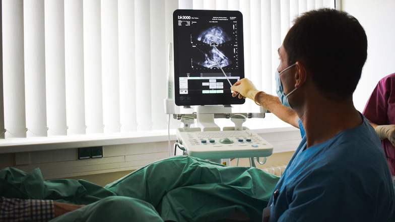 Millimetergenau kann Chefarzt Vladimir Novotny im Görlitzer Klinikum Prostata-Gewebe untersuchen.