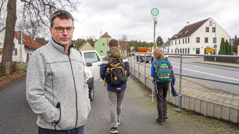 Thomas Böttcher holt seine Kinder in Commerau (Gemeinde Großdubrau) von der Bushaltestelle ab. Der direkte Weg mit dem Bus in den Wohnort Jetscheba würde deutlich länger dauern.