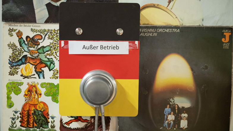 Eine Hörstation vor mehreren Schallplattenhüllen während einer Versteigerung in den Ausstellungsräumen des bereits geschlossenen Museums "Welt der DDR". Am 8. Juli kommt diese Schau unter den Hammer.