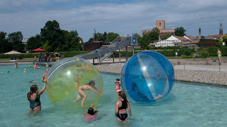 Im Großenhainer Naturerlebnisbad konnten kleine und große Besucher in diesem langen Sommer das kühlende Nass ausgiebig genießen. Nun endet die Saison vorzeitig.