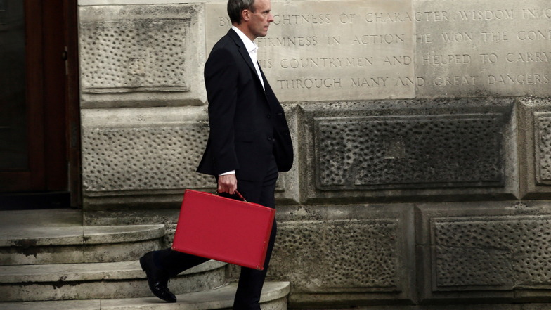 Dominic Raab, Außenminister von Großbritannien, verlässt das Gebäude des Außenministeriums.