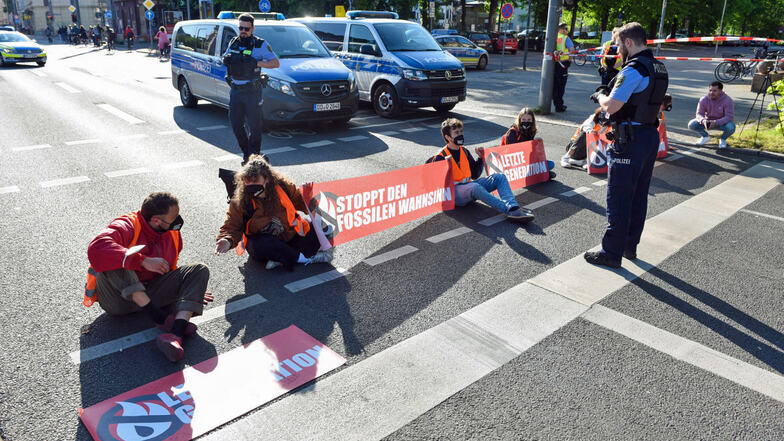 Klima-Demonstranten kleben sich auf Bundesstraße in Leipzig fest