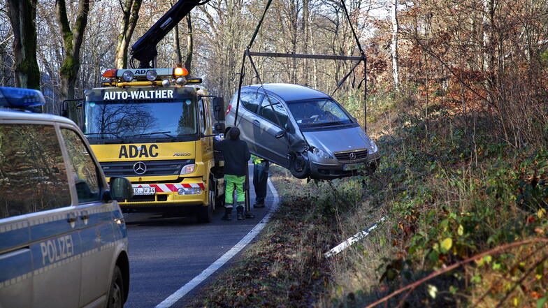 Der Wagen kollidierte zunächst mit einem Baum auf der rechten Straßenseite. Der Unfallhergang ist unbekannt.