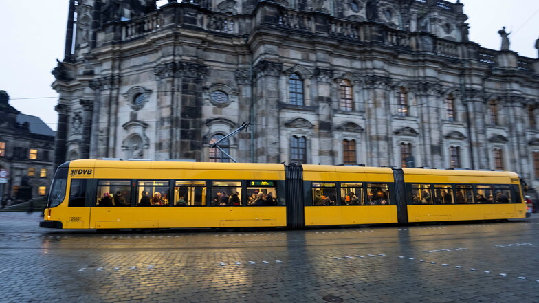 Eine defekte Weiche muss repariert werden. dadurch fahren die Straßenbahnen Umleitungen.