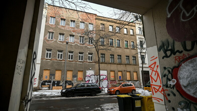 Verfallen wirkt das Wohnhaus Ludwigstraße 71 (r) im Osten von Leipzig.