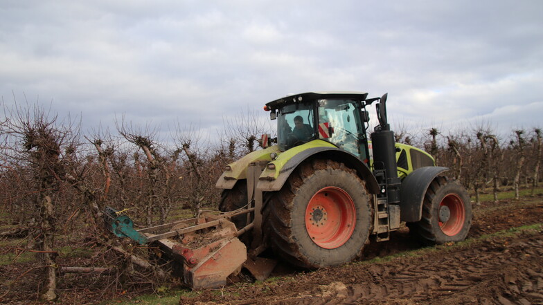 Ein Traktor ist zwischen dem 4. und 6. November von einer Plantage in Leisnig kurz vor Minkwitz verschwunden. Die Polizei ermittelt und fahndet nach dem schwarz-orangefarbenen Renault-Traktor, der mit dem auf dem Foto nicht identisch ist.