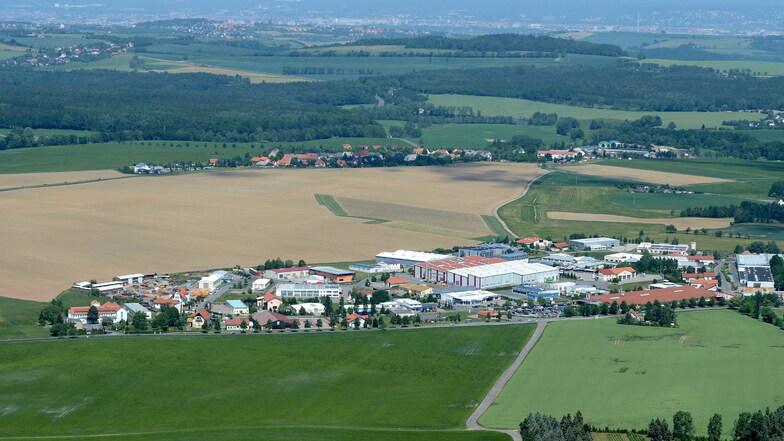 Dieses Luftbild zeigt im Vordergrund das Gewerbegebiet Reinholdshain, dahinter die Erweiterungsfläche in Richtung Oberhäslich.