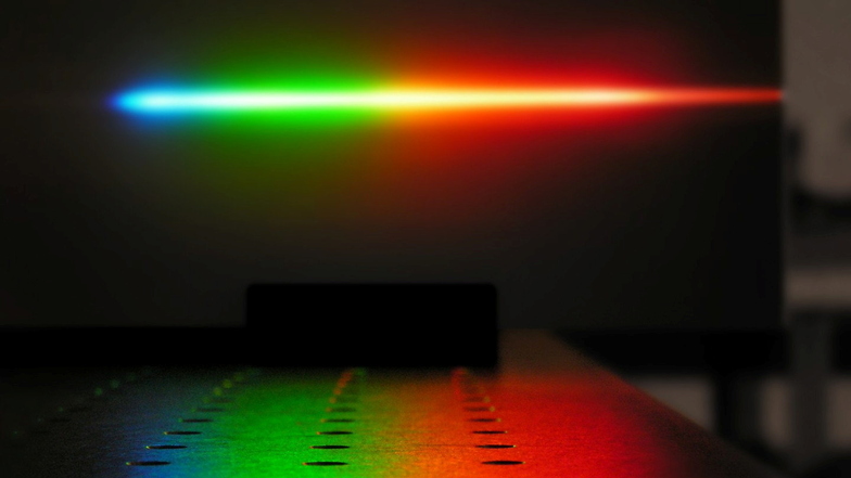 Weißlichtlaser emittieren viele spektrale Komponenten und lassen sich wie andere Lasertypen fokussieren.