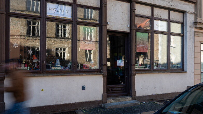 Der neue Deko-Laden "Dreieck" am Klosterplatz hat schon eröffnet. Im Schaufenster sieht es sehr weihnachtlich aus.